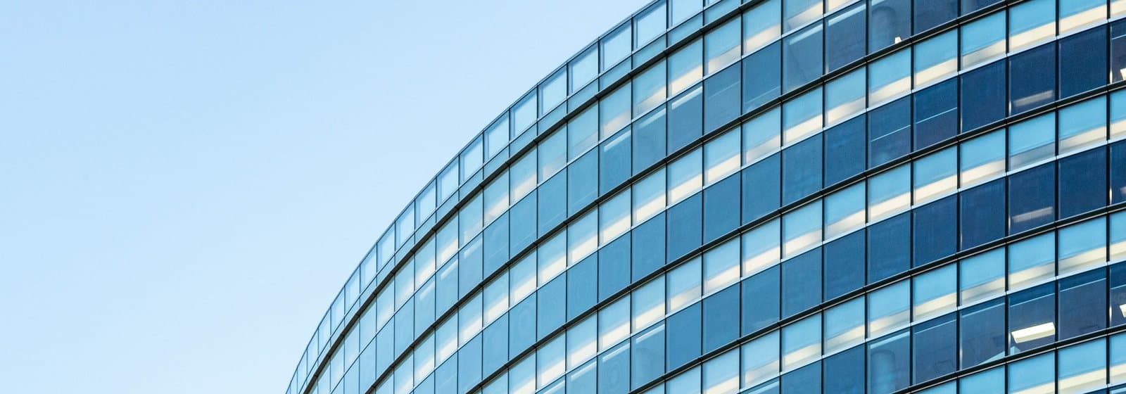 Façade vitrée d'un immeuble de bureaux aux vitrages entretenus